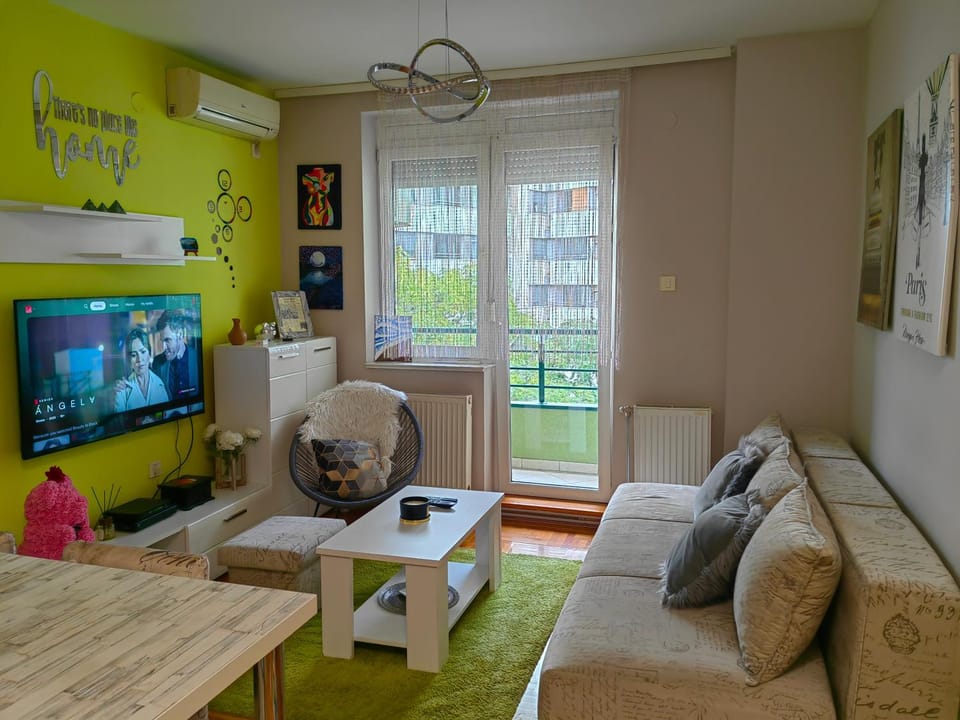 Communal lounge/ TV room, TV and multimedia, Living room, Evening entertainment
