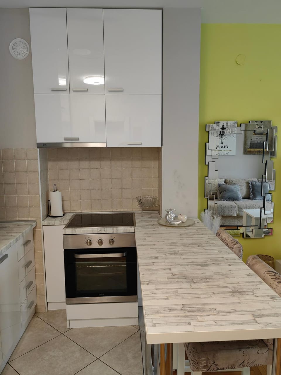 Kitchen or kitchenette, minibar