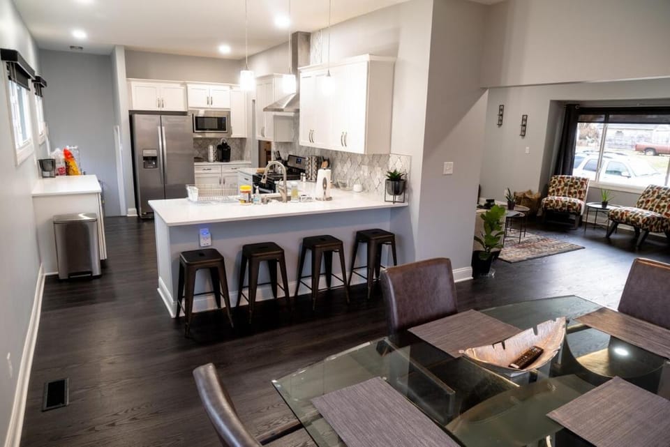 Modern 3BDRM, Renovated, Spacious & Central House in Evansville