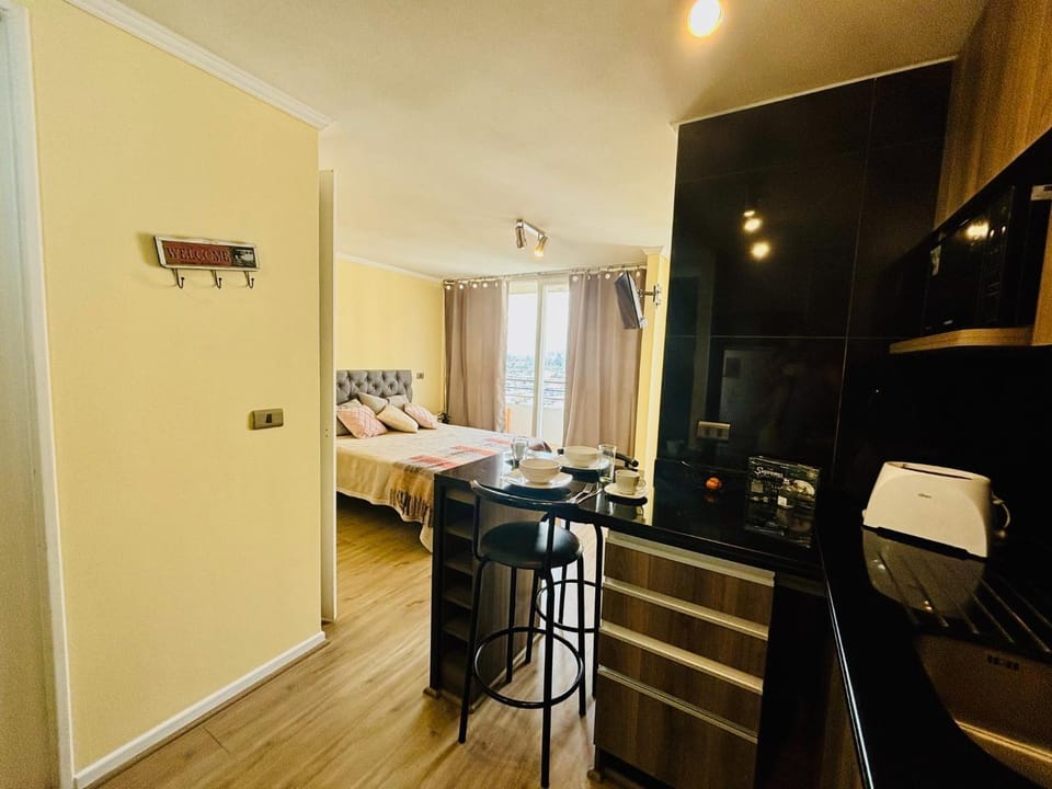 Departamento estudio en Macul hasta 3personas, a pasos del metro incluye estacionamiento Apartment in Santiago
