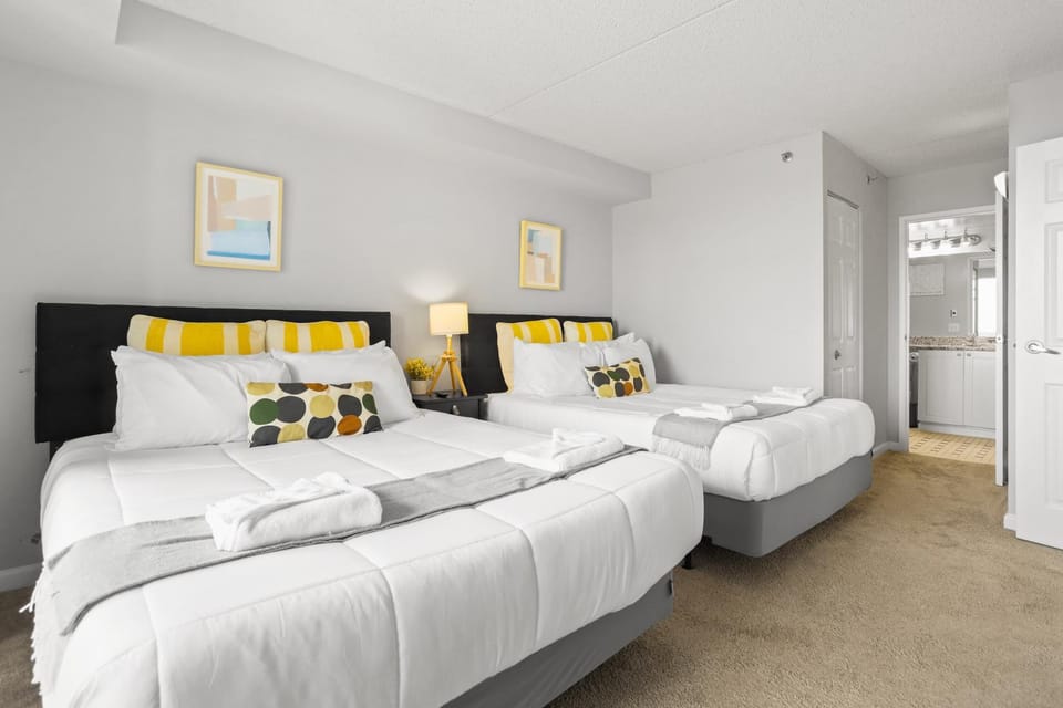 Bed, Bedroom, towels