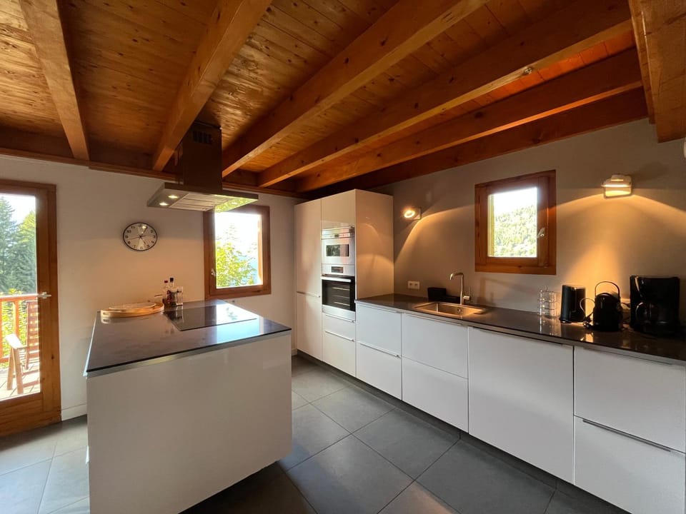 Coffee/tea facilities, Kitchen or kitchenette, stove