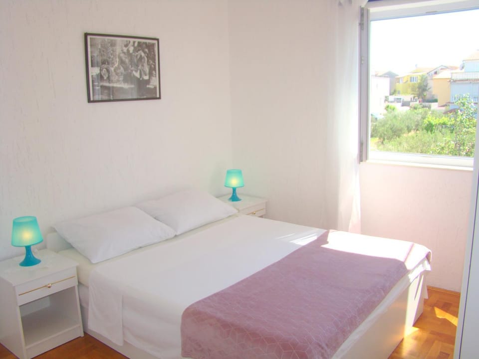 Bed, View (from property/room), Bedroom, Garden view