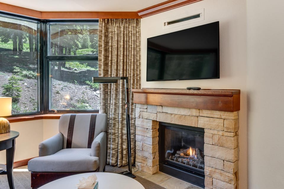 Community Perks! Everline Resort & Spa Retreat House in Palisades Tahoe (Olympic Valley)