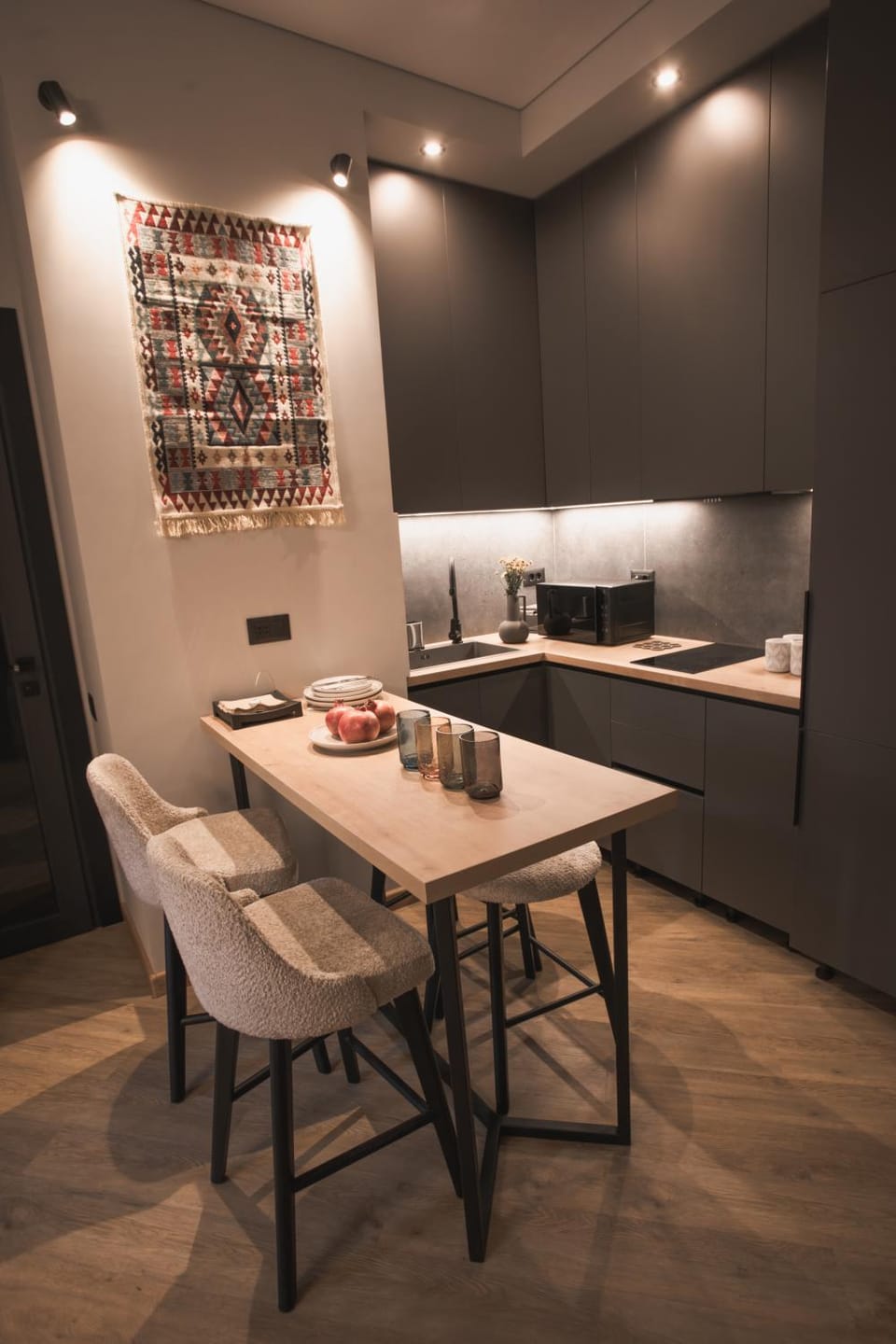 Kitchen or kitchenette, Dining area, stove
