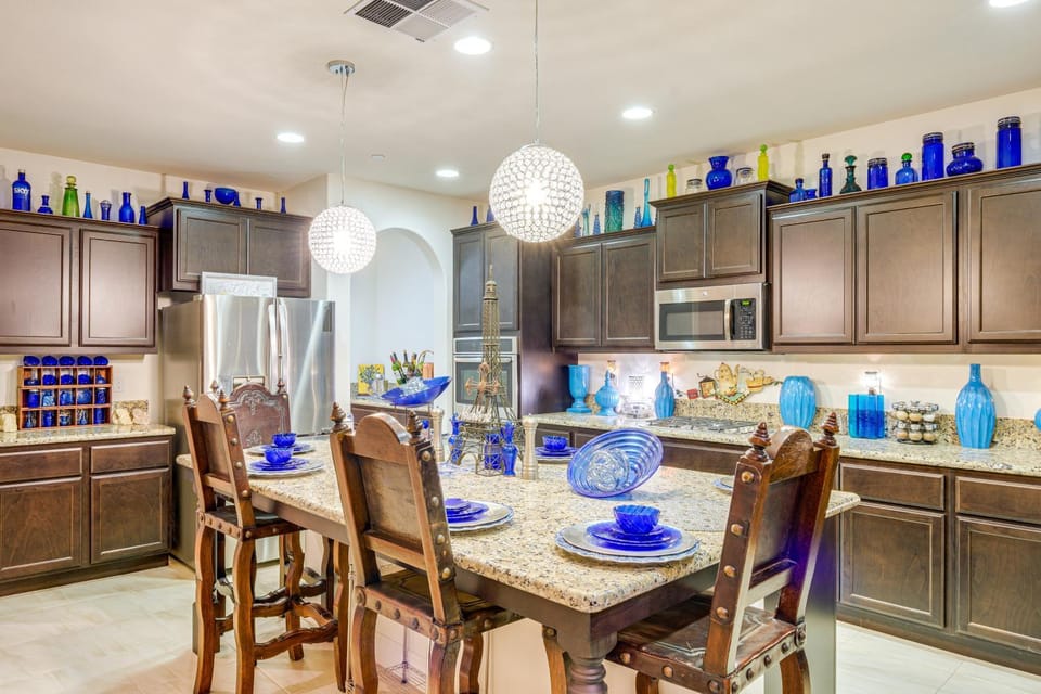 4 Mi to CSUB Campus: Spacious Home w/ Yard House in Bakersfield