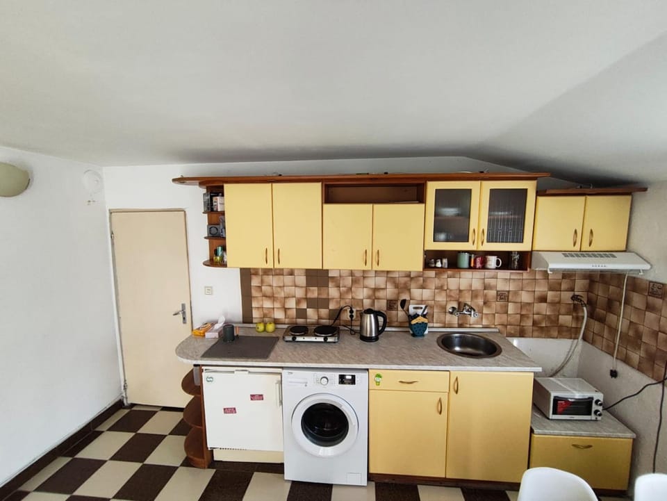 Kitchen or kitchenette, minibar, stove, washing machine