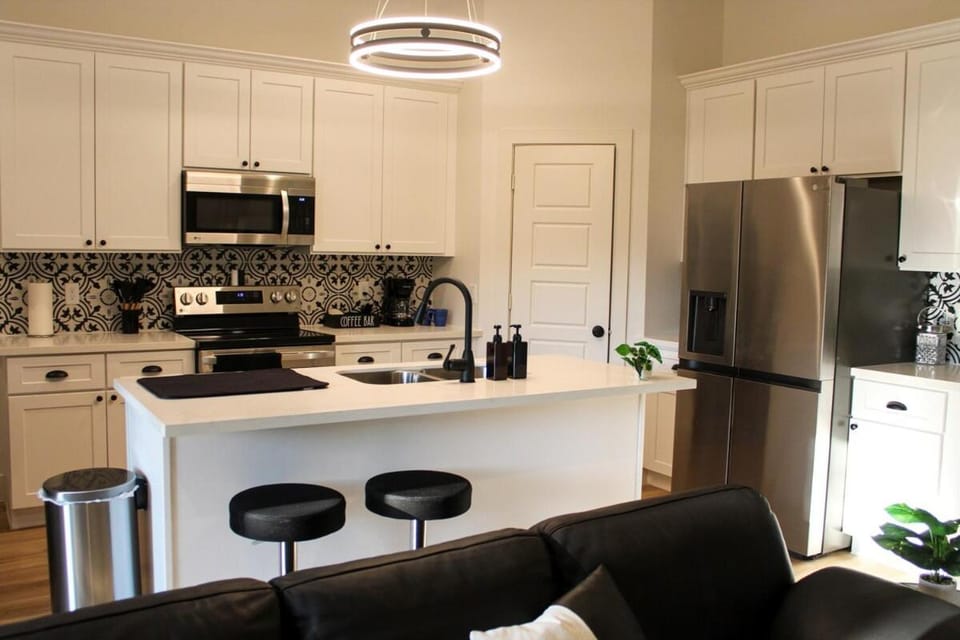 Coffee/tea facilities, Kitchen or kitchenette, dishwasher, oven, stove, toaster