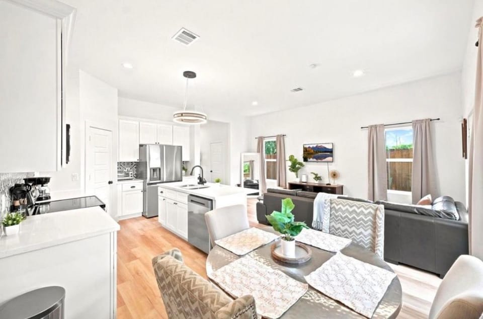 Spacious 4BR Home Near Med Center & NRG House in Harris County