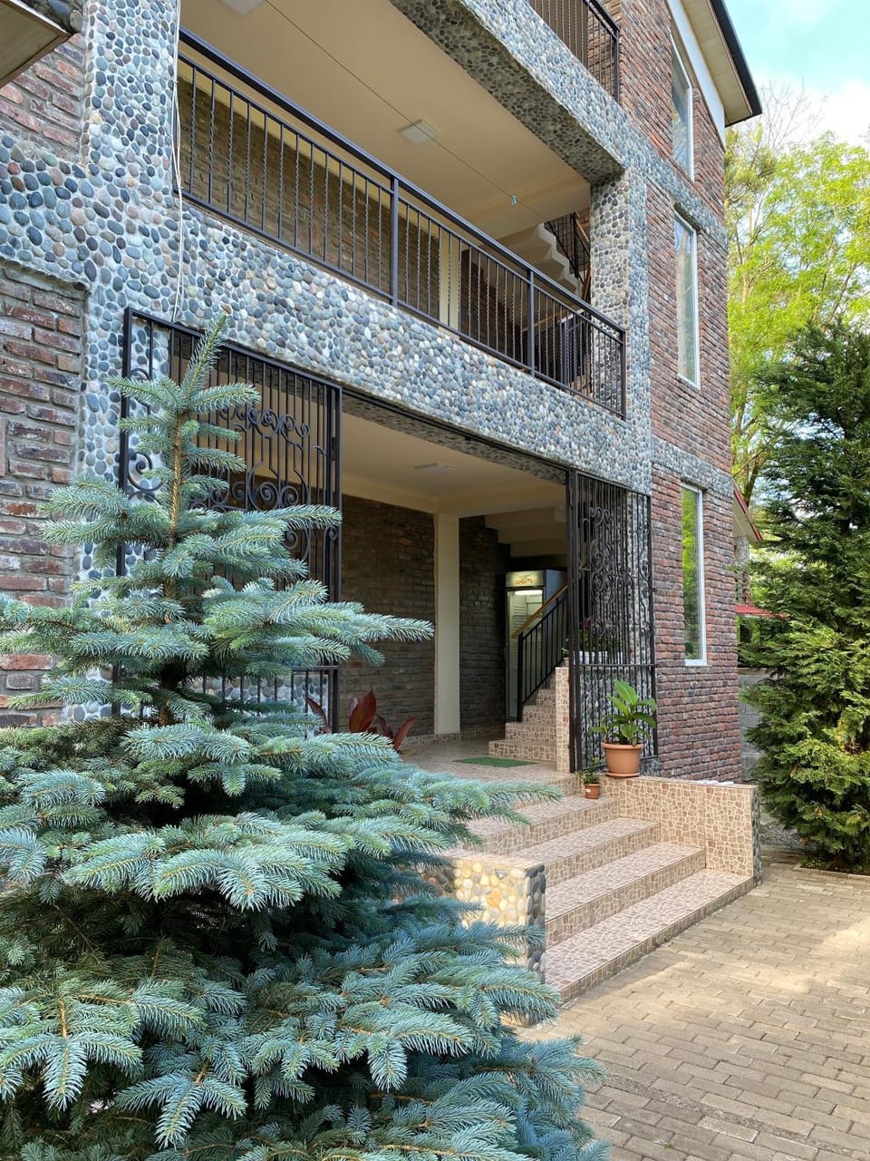 Property building, Spring, Day, Balcony/Terrace