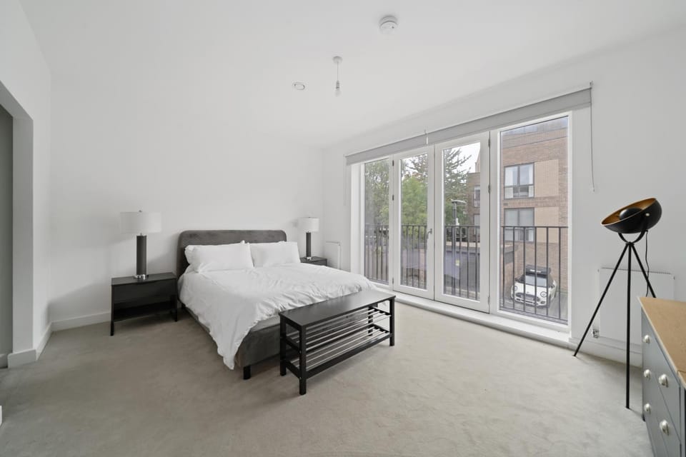Bed, TV and multimedia, Bedroom