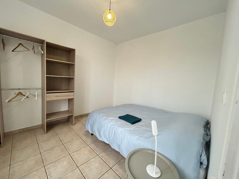 Bedroom, towels
