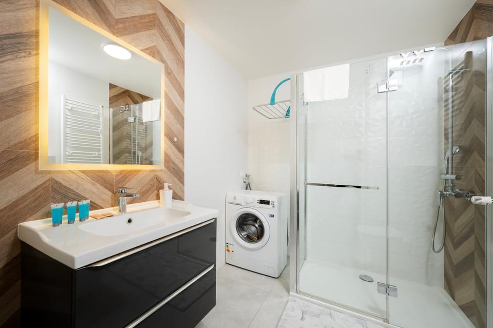 Shower, Bathroom, towels, washing machine