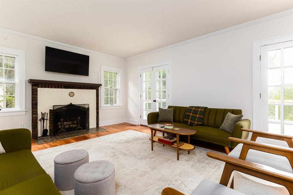Claddagh & Clover Retreat - 3B 2BA Home 1 mi to ND Country House in South Bend