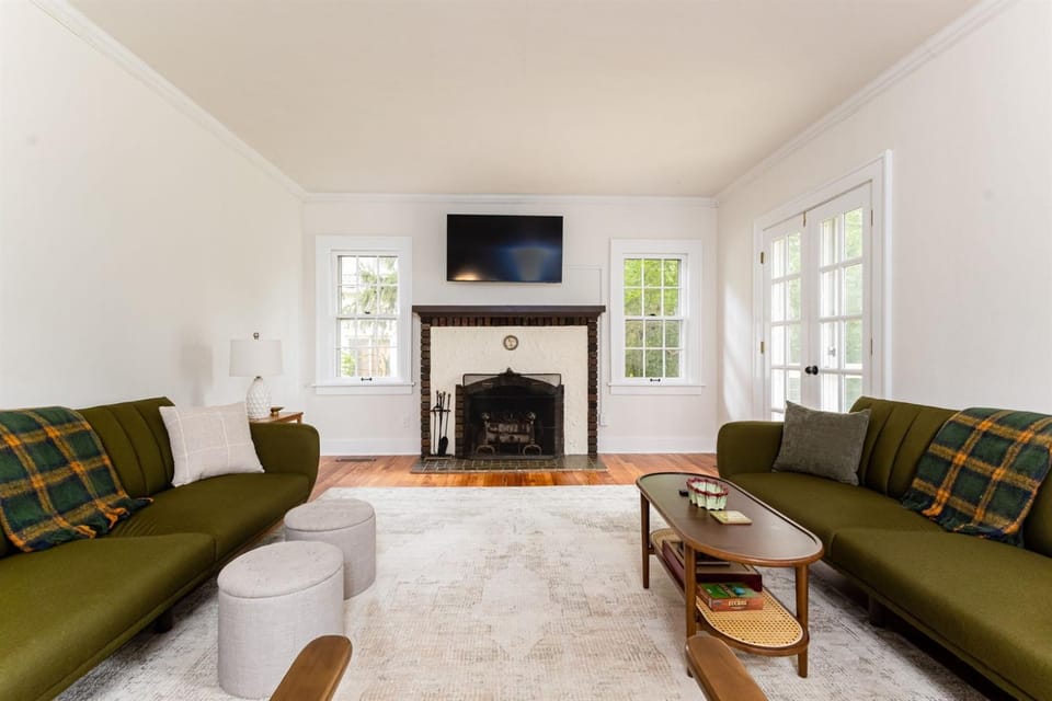 Claddagh & Clover Retreat - 3B 2BA Home 1 mi to ND Country House in South Bend