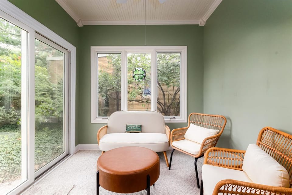 Claddagh & Clover Retreat - 3B 2BA Home 1 mi to ND Country House in South Bend