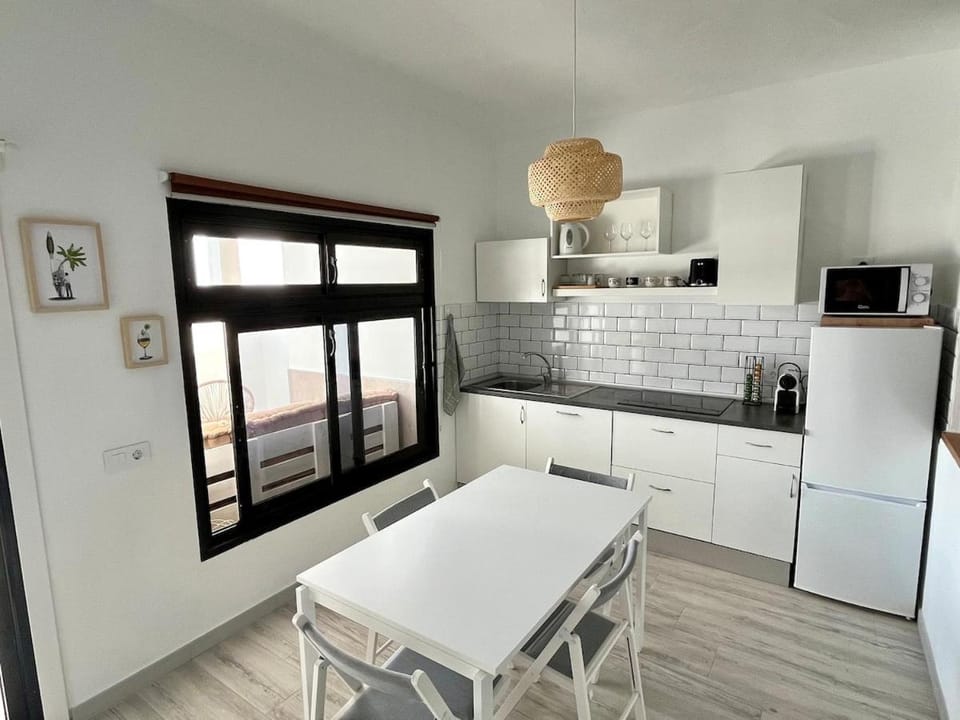 Coffee/tea facilities, Kitchen or kitchenette, Dining area, dishwasher, microwave, stove
