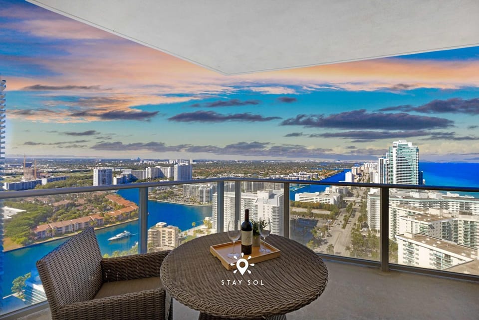Beautiful 1BR Apartment with Ocean View Balcony Apartment in Hollywood Beach