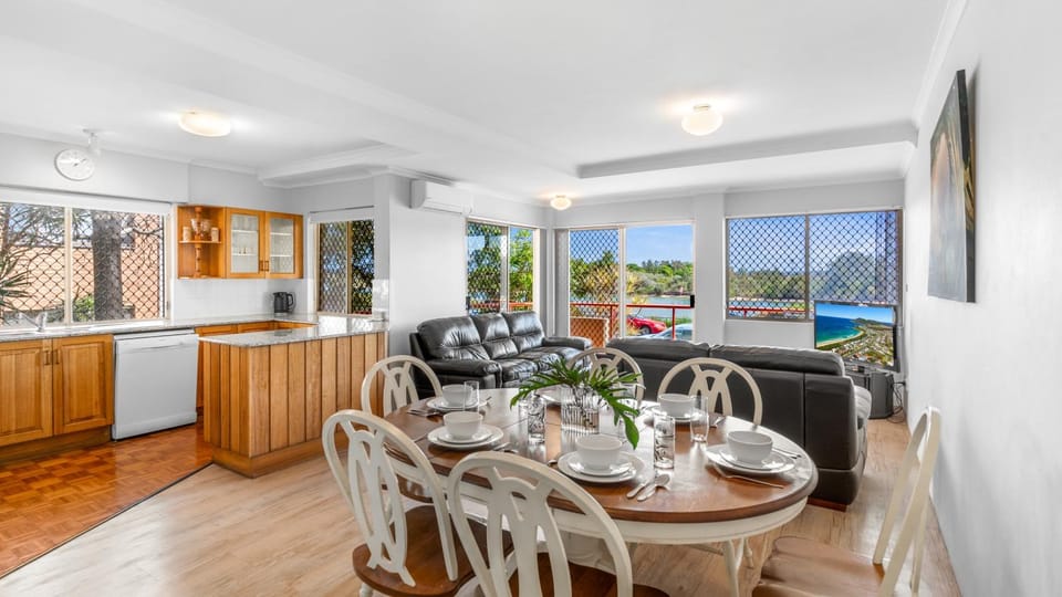 Living room, Dining area, Lake view