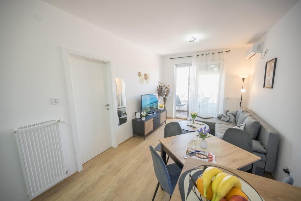 TV and multimedia, Living room, Seating area, Dining area, internet