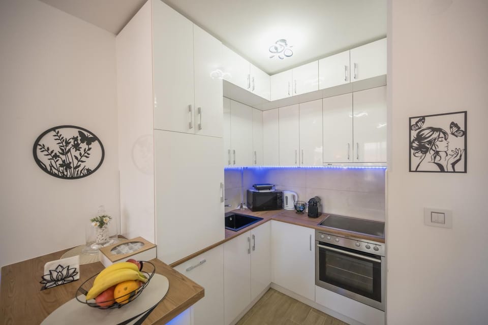 Coffee/tea facilities, Kitchen or kitchenette, dishwasher, oven, stove, toaster