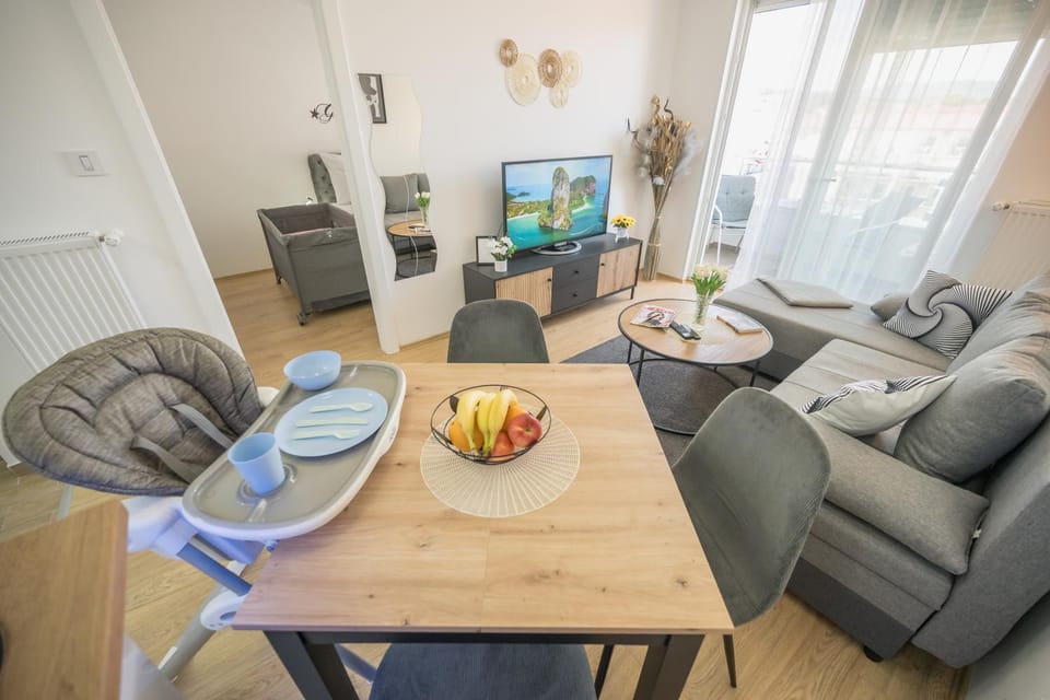 TV and multimedia, Living room, Seating area, Dining area
