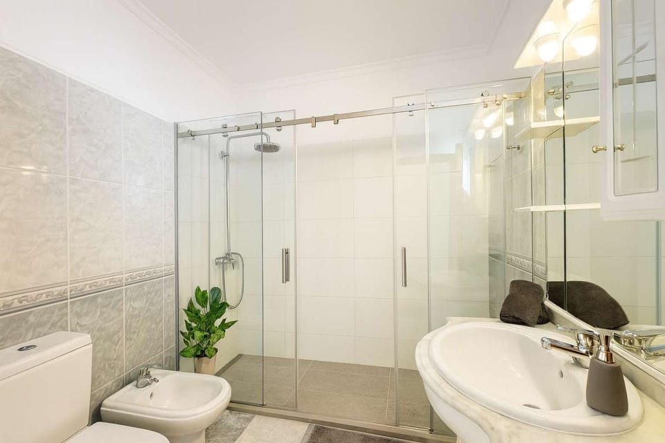 Shower, Toilet, Bathroom, bidet, towels