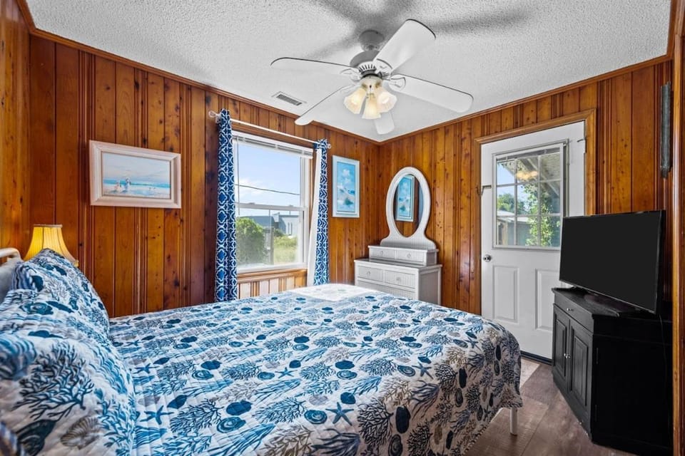 Coastal Haven Cottage- Beach, Shopping, Fun Apartment in Surf City