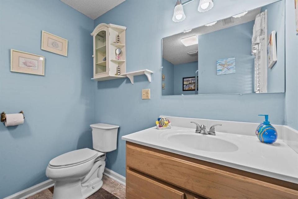 Coastal Haven Cottage- Beach, Shopping, Fun Apartment in Surf City