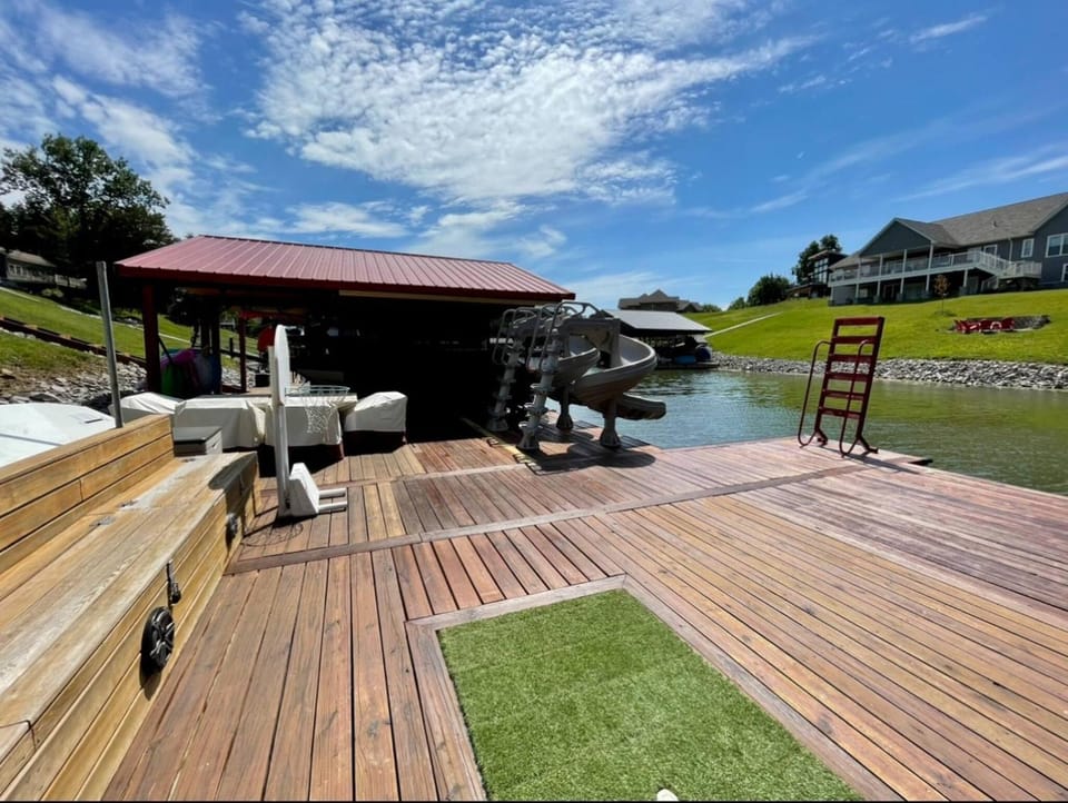 Natural landscape, Activities, TV and multimedia, View (from property/room), Balcony/Terrace, Seating area, Beach, Canoeing, On site, Lake view