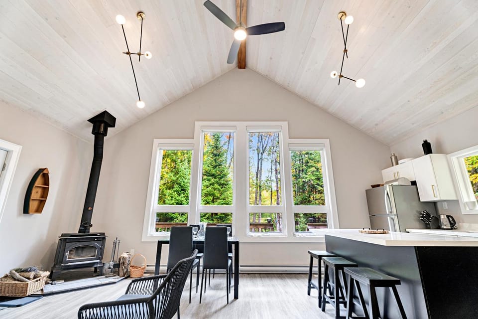 Kitchen or kitchenette, Living room, Seating area, Dining area, fireplace