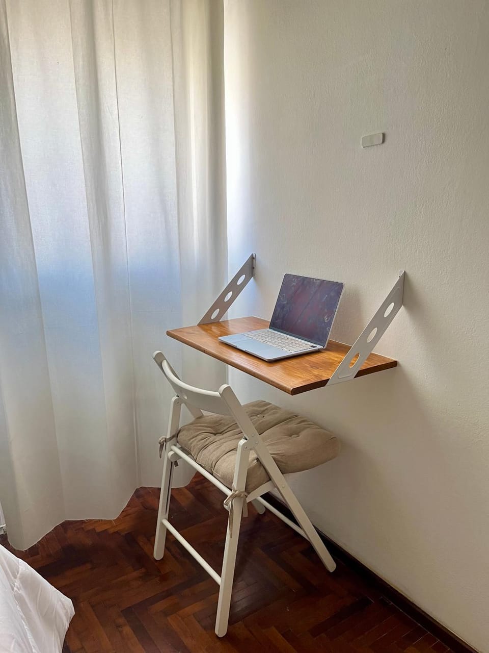 Photo of the whole room, Business facilities