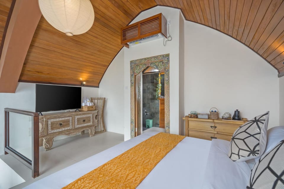 Bed, TV and multimedia, Bedroom