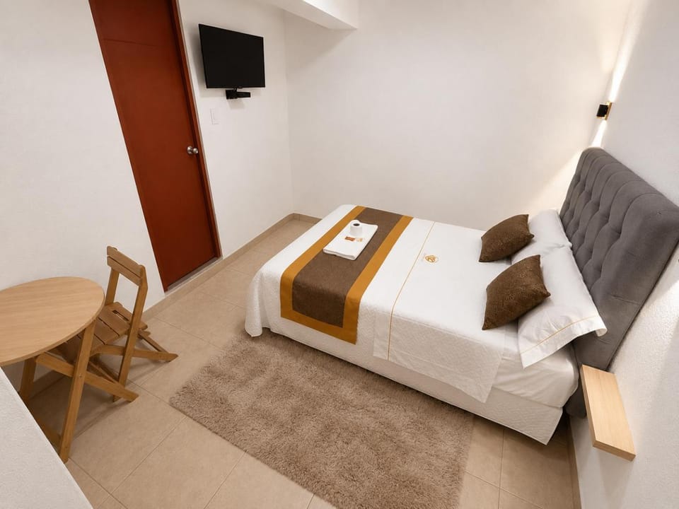 Bed, TV and multimedia, Photo of the whole room, Bedroom, towels