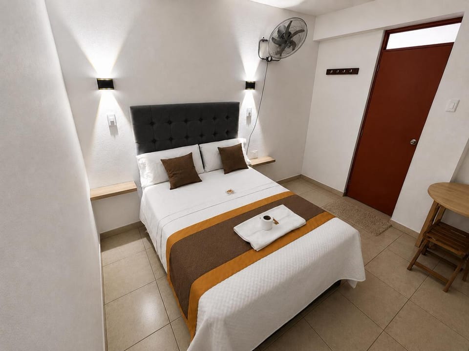 Bed, TV and multimedia, Photo of the whole room, towels
