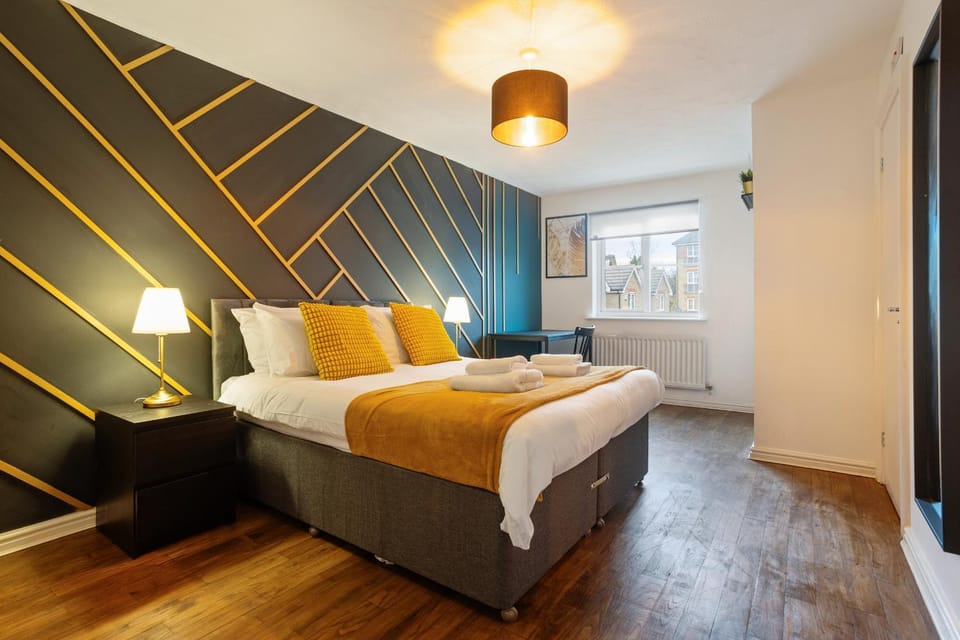 Spacious 4BR Home-Contractor Friendly-Pool Table Apartment in London Borough of Southwark