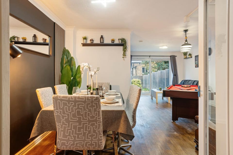 Spacious 4BR Home-Contractor Friendly-Pool Table Apartment in London Borough of Southwark