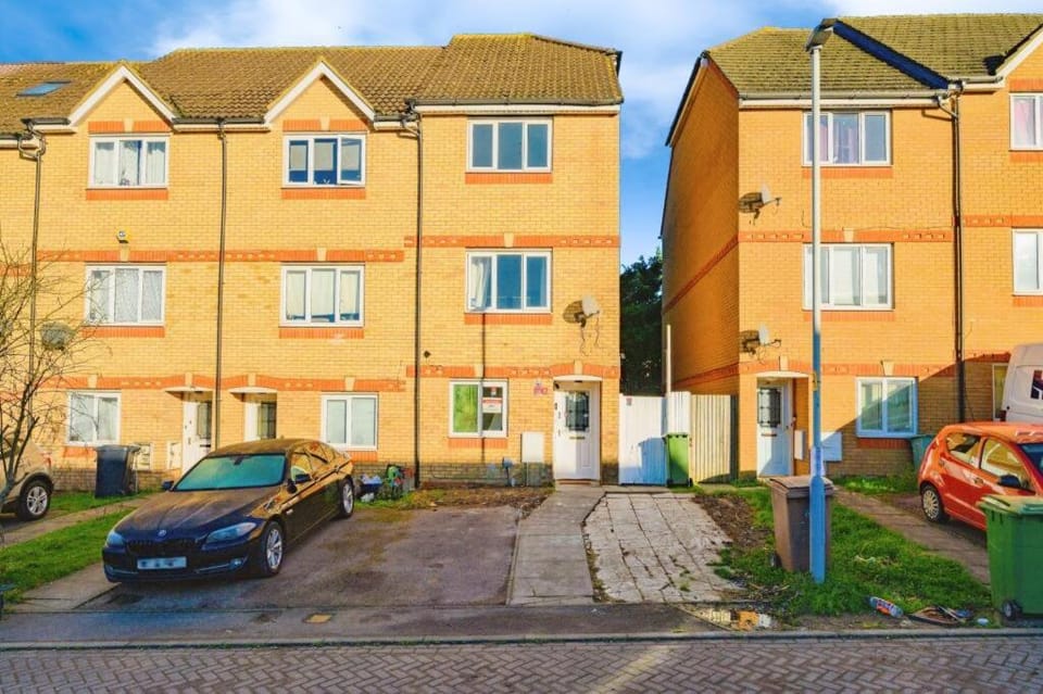 Property building, Neighbourhood, Parking