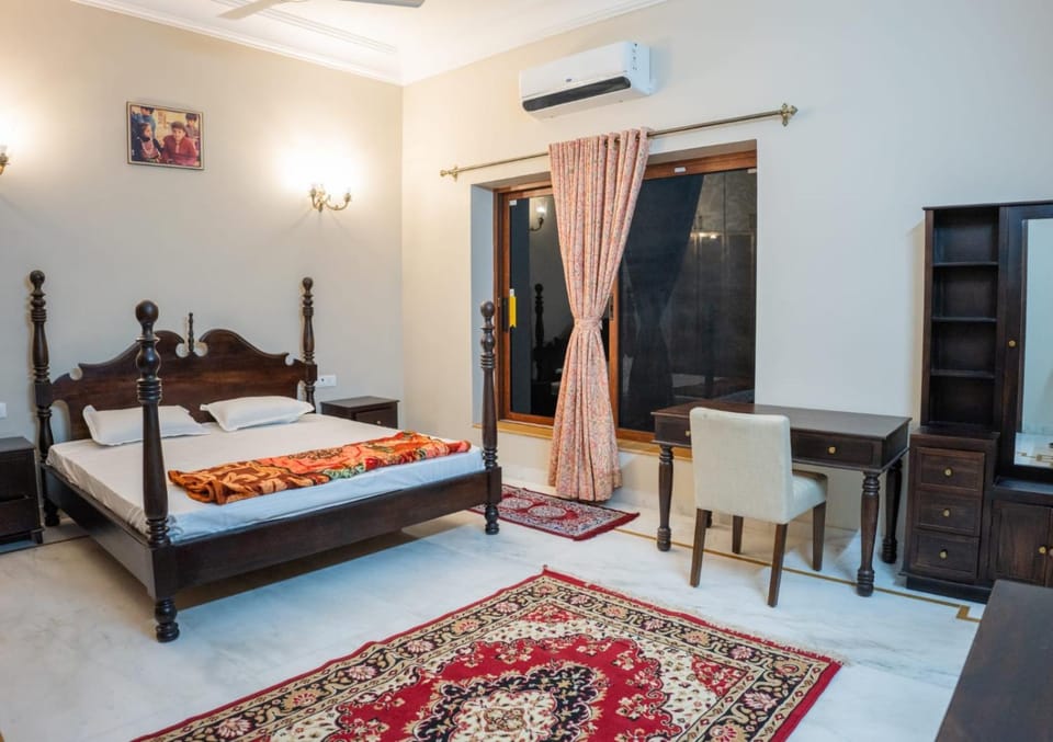 Bed, Living room, Photo of the whole room, Seating area, Bedroom, air conditioner