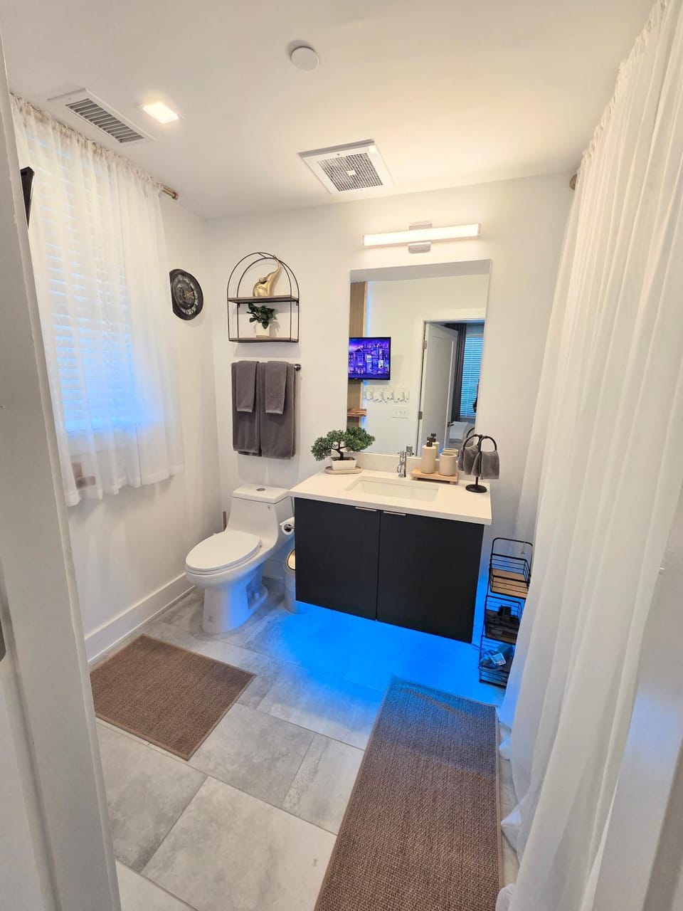 Buckhead Luxury Stay with Mood Lighting and Free Parking Apartment in Buckhead