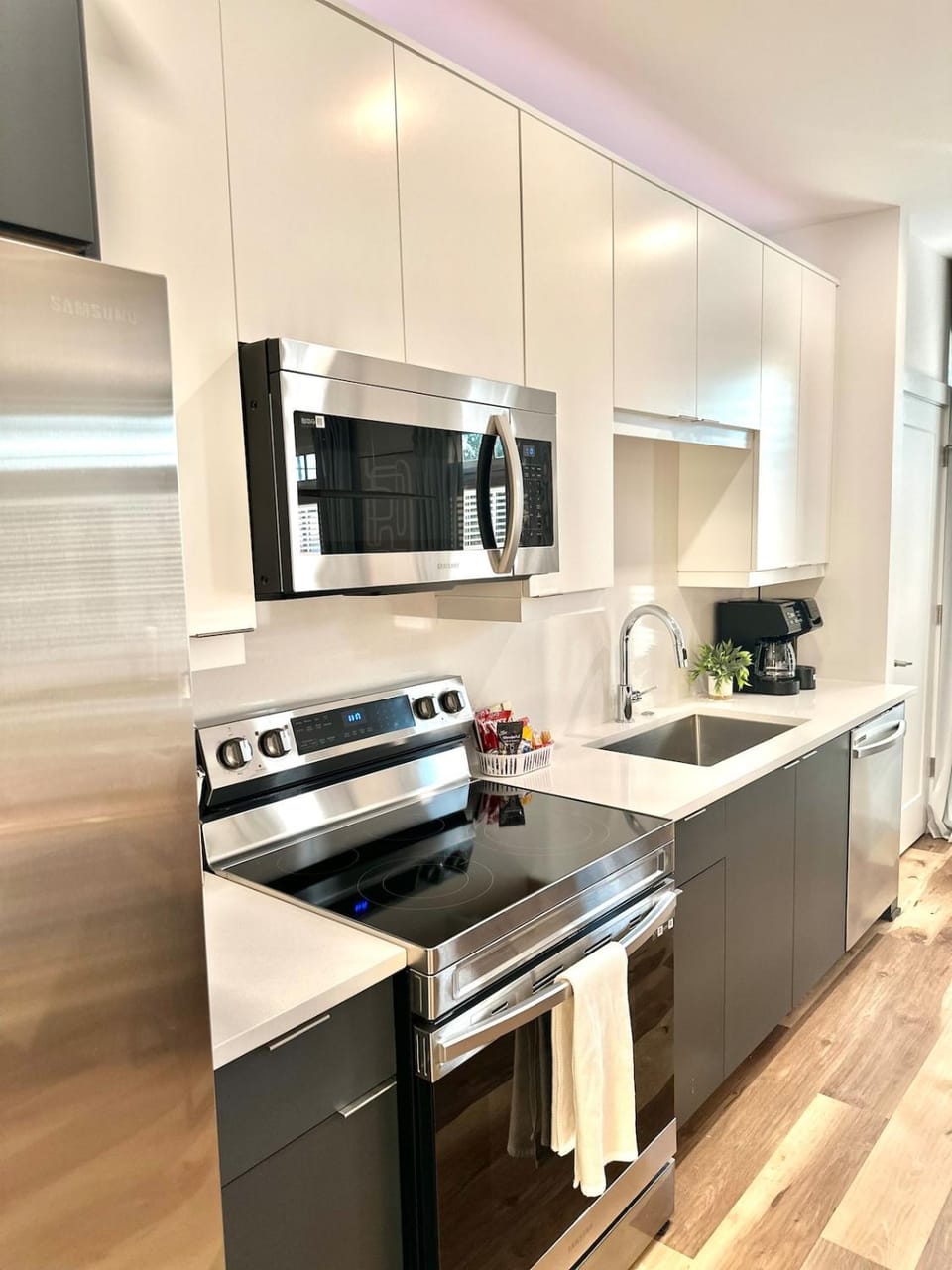 Coffee/tea facilities, Kitchen or kitchenette, dishwasher, oven, stove