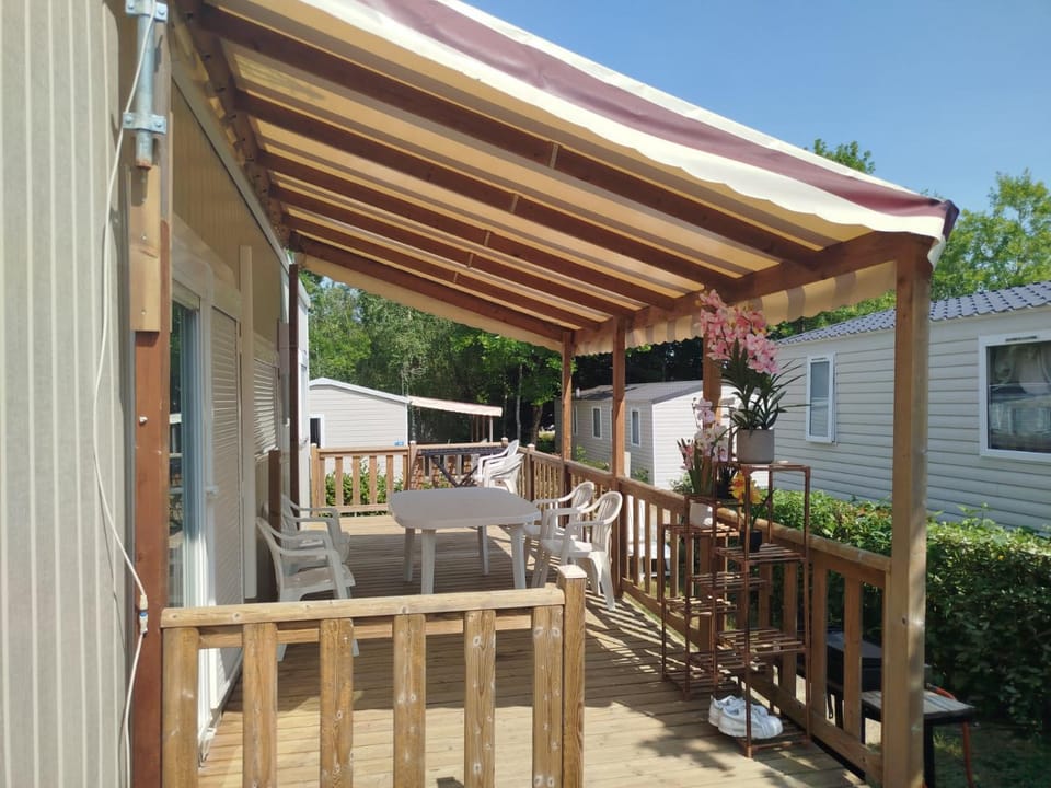 Domaine de Dugny mobile home confortable Campground/ 
RV Resort in Centre-Val de Loire