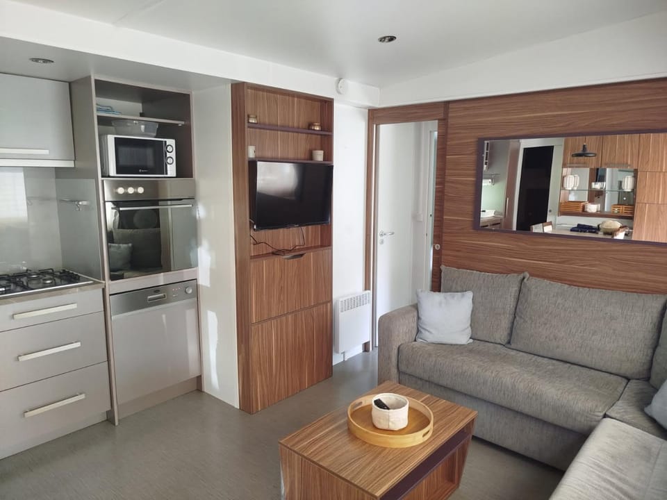 Domaine de Dugny mobile home confortable Campground/ 
RV Resort in Centre-Val de Loire