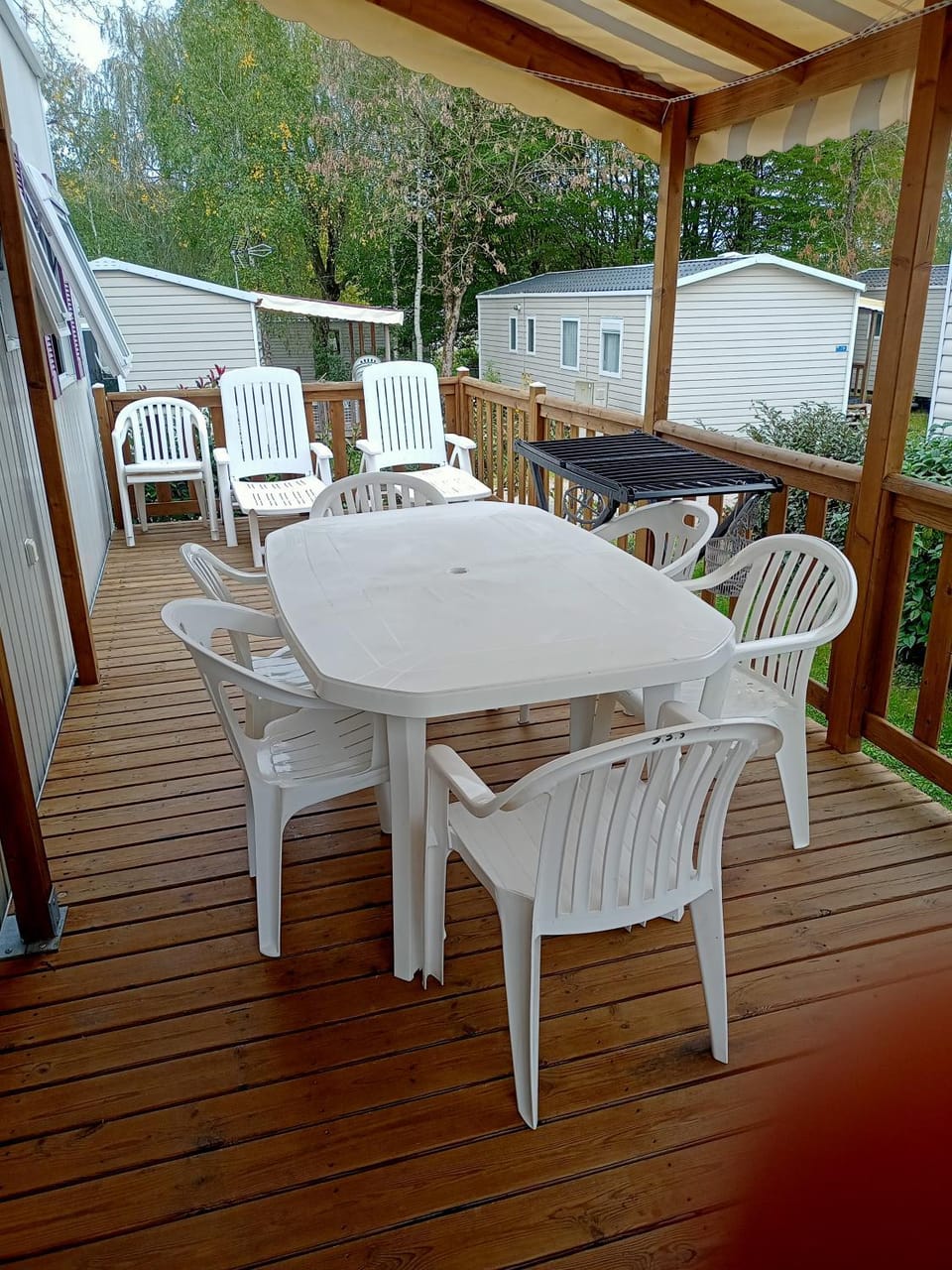 Domaine de Dugny mobile home confortable Campground/ 
RV Resort in Centre-Val de Loire