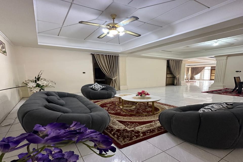 Living room, Seating area