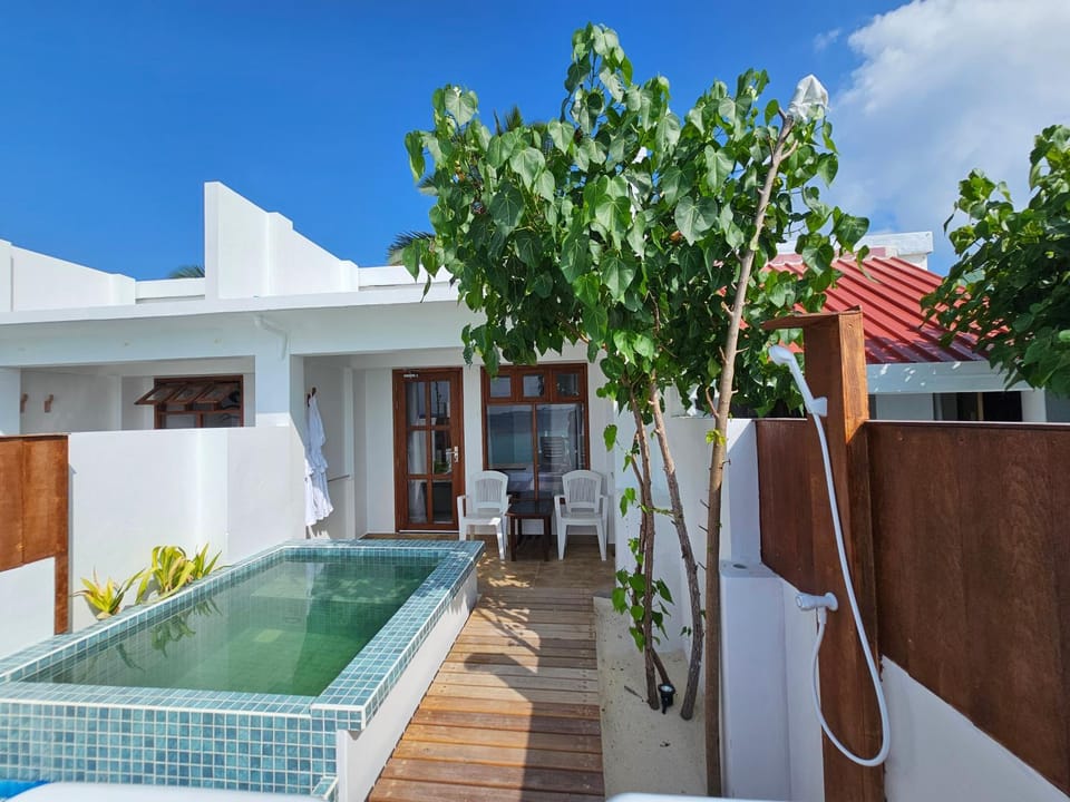 Balcony/Terrace, Seating area, Pool view