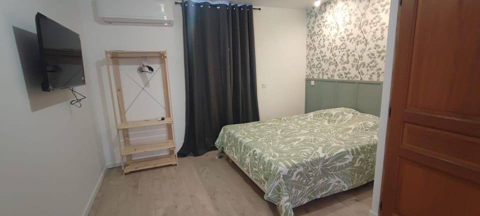 Bed, TV and multimedia, Photo of the whole room, air conditioner