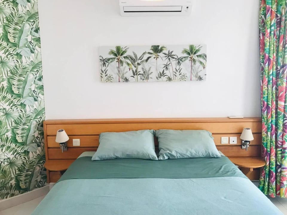 Bed, Bedroom, air conditioner