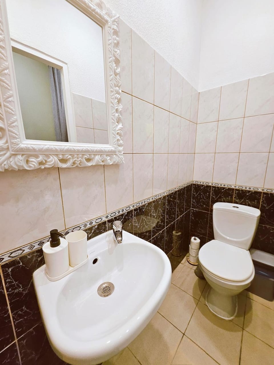 Toilet, towels
