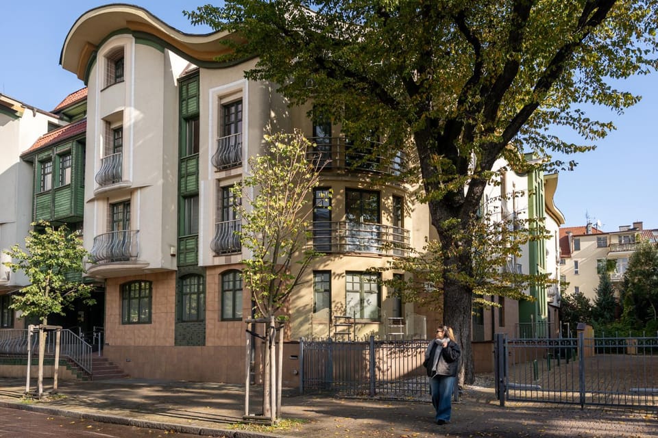 Property building, Day, Neighbourhood